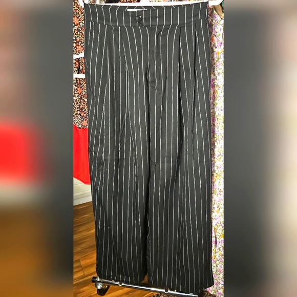 Black Pin-Striped Front Pleat Wide Leg Trouser by URBAN OUTFITTERS - NWOT - Picture 1 of 8